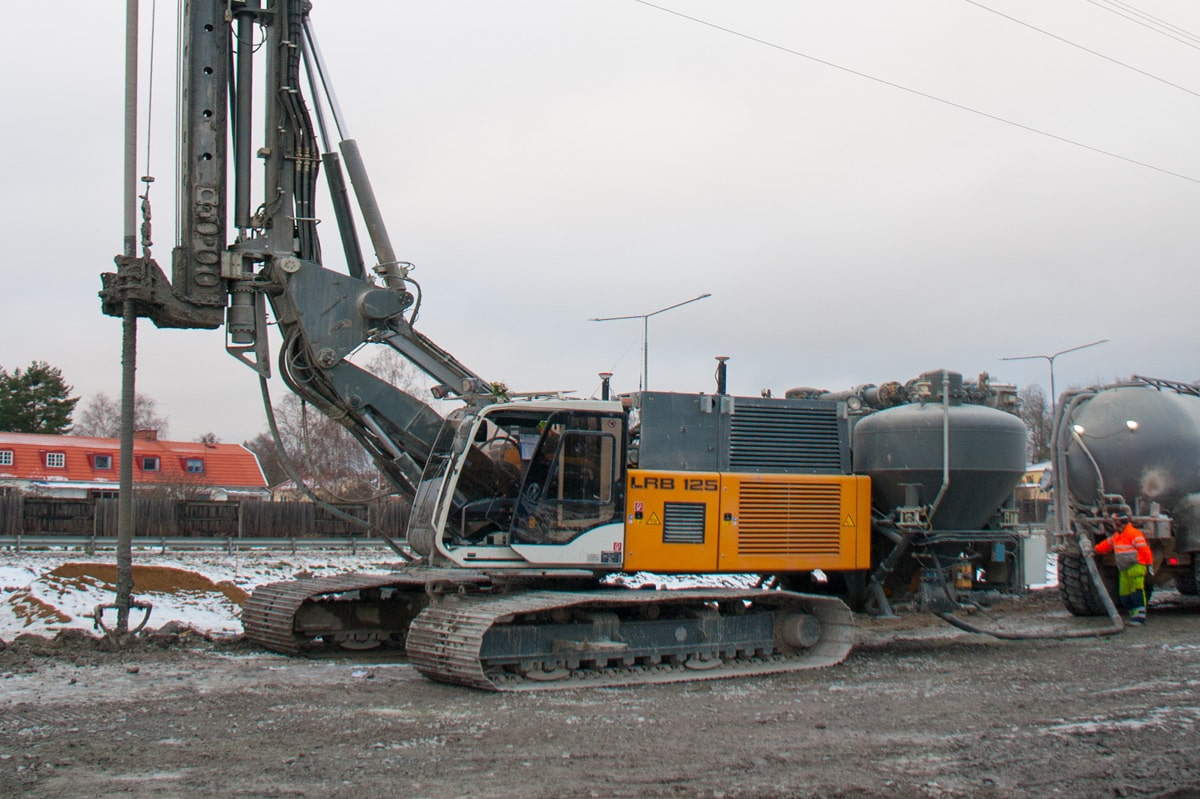 Dry soil mixing Soil improvement for deep foundation Liebherr