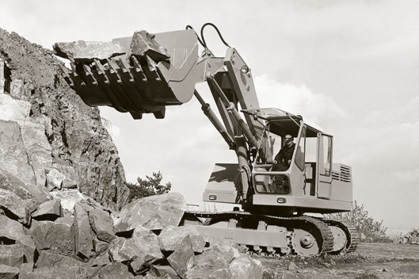 El peso operativo de la excavadora sobre orugas RT 1000 fabricada en Colmar es de 20 toneladas.