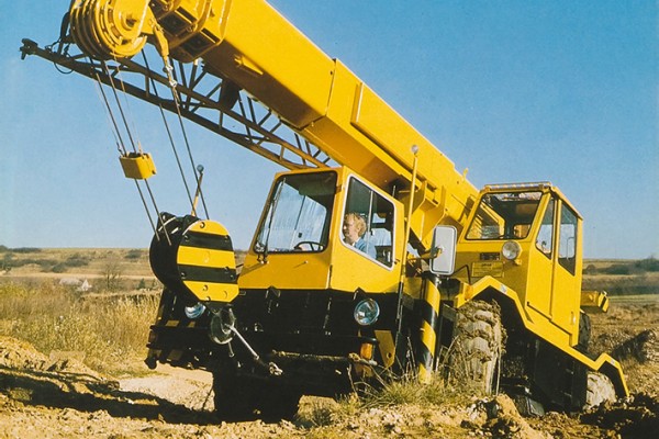 The LTM 1025 all-terrain crane impresses both on and offroad.