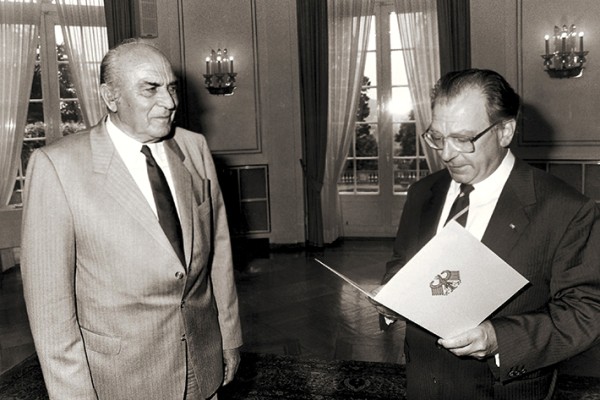 Ministerpräsident Lothar Späth ehrt Hans Liebherr mit dem Großen Verdienstkreuz des Verdienstordens der Bundesrepublik Deutschland.