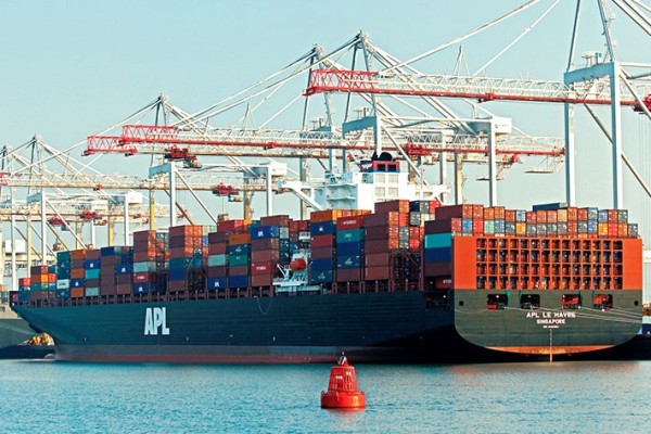 Containerlastningsbryggor från Liebherr i Southamptons hamn (Storbritannien)