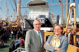 Isolde Liebherr und Willi Liebherr 2004 auf der Baufachmesse Bauma in München