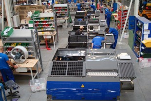Montage von Klimaanlagen bei der Liebherr-Transportation Systems Marica EOOD