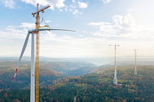 La obra de energía verde en Gaildorf domina sobre el Jura de Suabia.