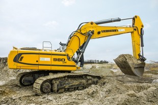 The Liebherr R 960 SME crawler excavator is manufactured in Colmar, France, and delivers 250 kW / 340 HP.