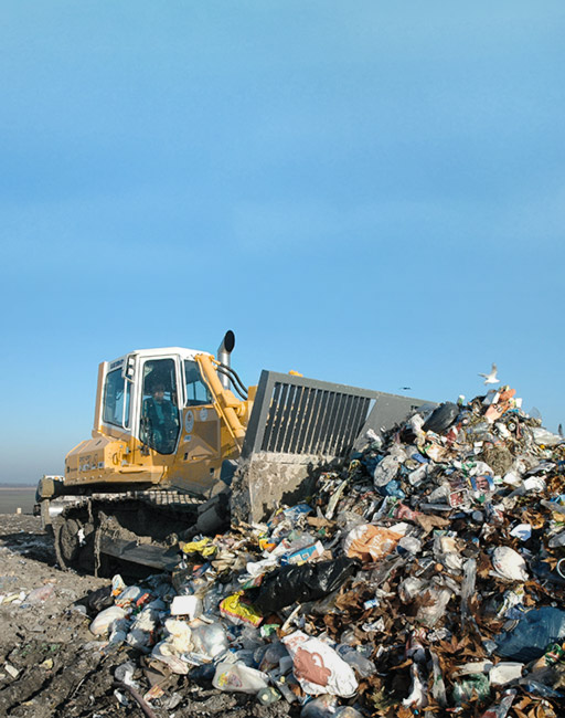 На мусорных полигонах бульдозеры используются для подготовки новых участков, распределения и уплотнения отходов