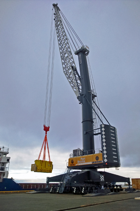 Unique bulk cargo capacity of 2,300 tonnes per hour: The gigantic mobile harbor crane LHM 800