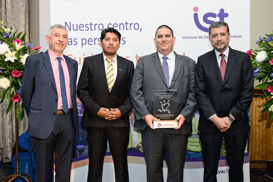 Liebherr Chile SpA nimmt IST Safety Excellence Award entgegen
