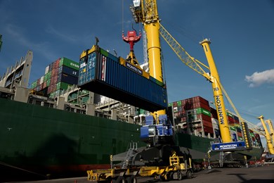liebherr-lhm-800-mobile-harbour-crane-container-handling-montecon-montevideo.jpg