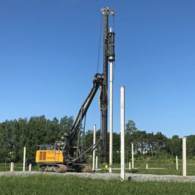 liebherr-lrh-100-piling-rig-with-hammer-H-6-concrete-piles.jpg