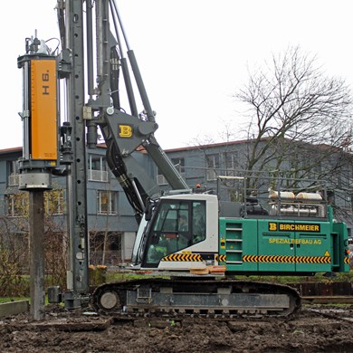 liebherr-piling-and-drilling-LRB-18-hammer-h-6-impacting-pre-fab-concrete-pi.jpg