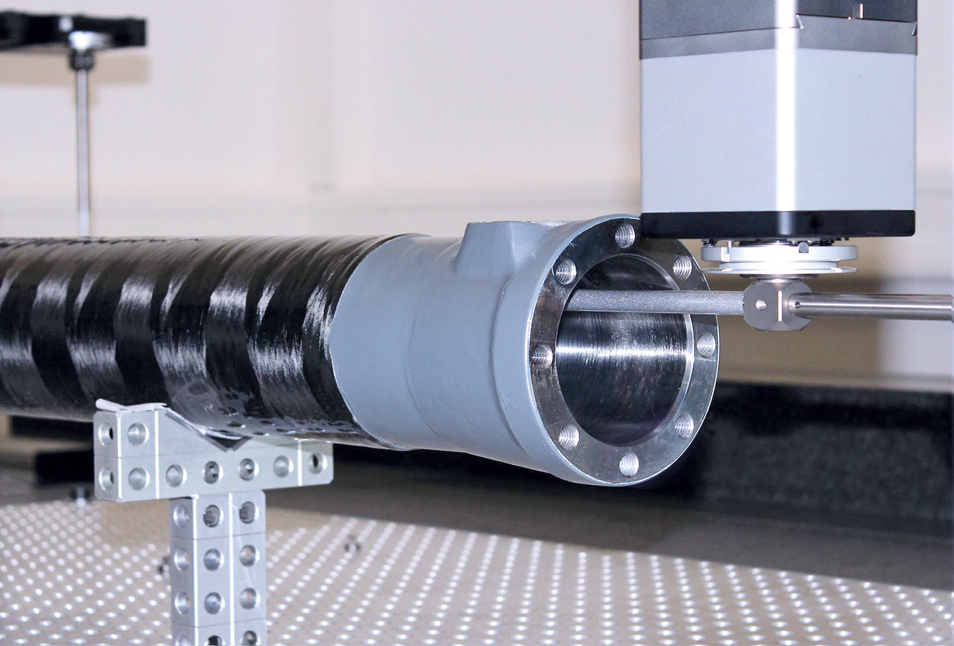 A hydraulic cylinder wrapped with CFK in the quality test center by Liebherr