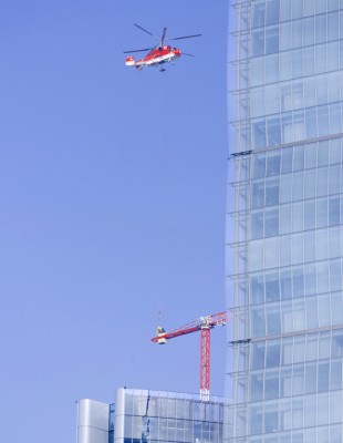 Montaje de grúas en helicóptero a una altura de 170 metros