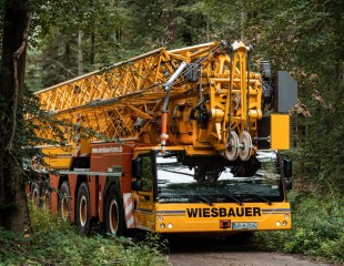 The narrow access route along steep, unsurfaced forest tracks isn’t a problem for the MK 140 mobile construction crane.