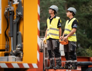 A practical remote control allows the crane operator to operate his crane from where he has the best view of his load.