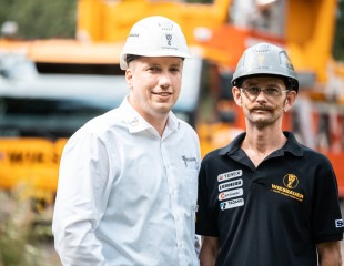 Mobile construction crane expertise on site: Christoph Kriegel and MK operator Günther Sliewa.