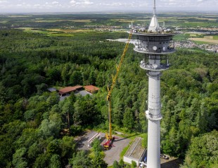 The MK 140 mobile construction crane provides taxi crane operation with a lifting height of over 90 metres directly at the telecommunications tower.