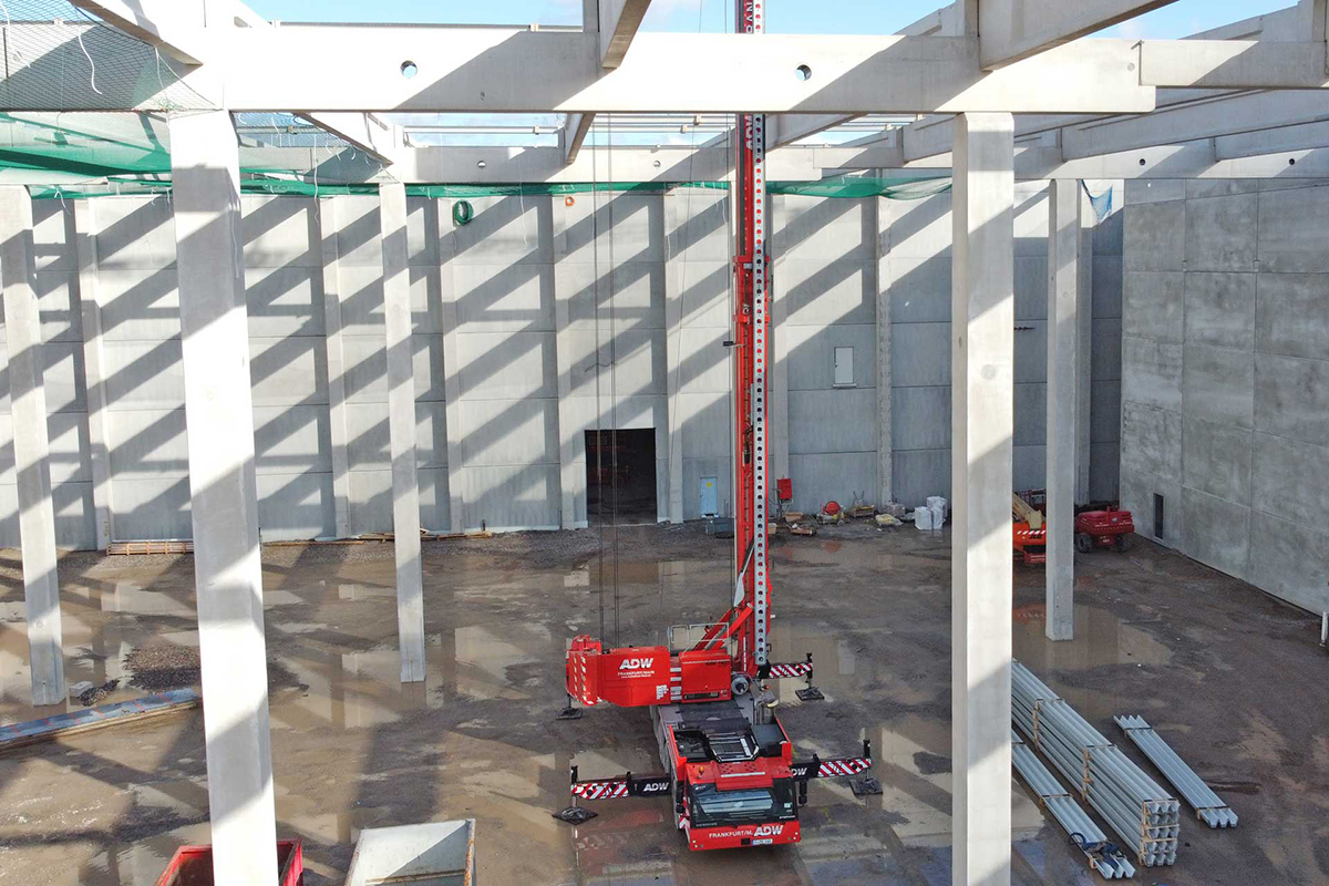 Pretty tight conditions The Liebherr MK 140 mobile construction crane