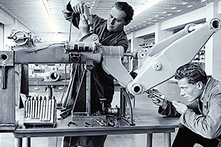 Техническо обслужване на шаси на самолет в завода в Линденберг
