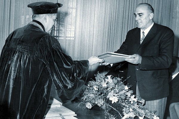 Il Prof. Dott. Weyres consegna a Hans Liebherr la laurea honoris causa dell’Università Tecnica di Aquisgrana.