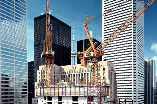 Toronto (Canada) : grue à flèche relevable Liebherr lors de la construction d'un gratte-ciel. Les premières grues de ce type ont été fabriquées en 1985.
