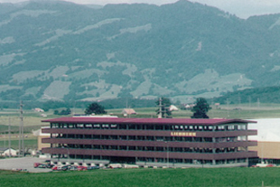 Le siège de la nouvelle société holding se trouve à Bulle en Suisse.