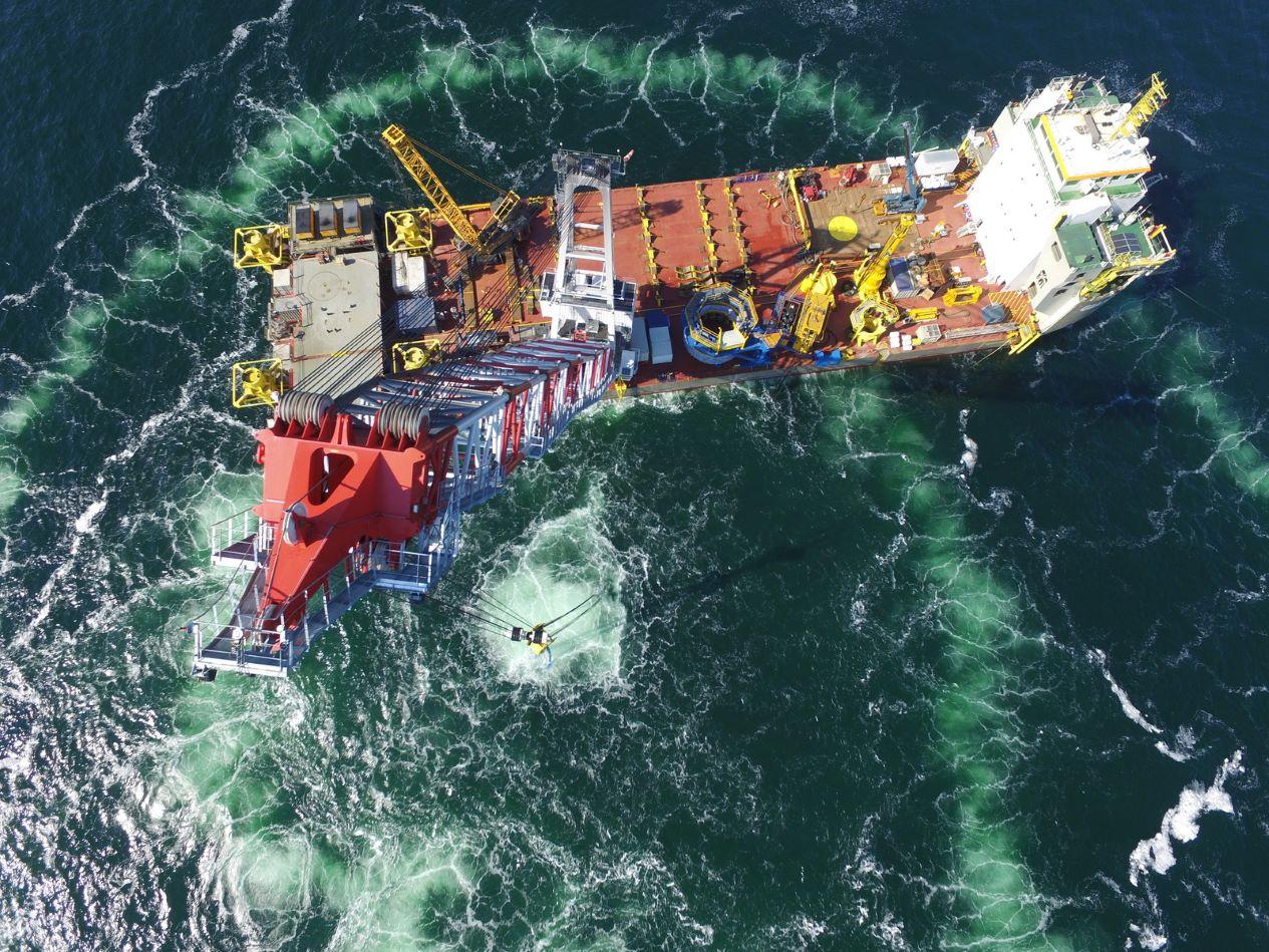 Instalación de una grúa offshore en Rostock