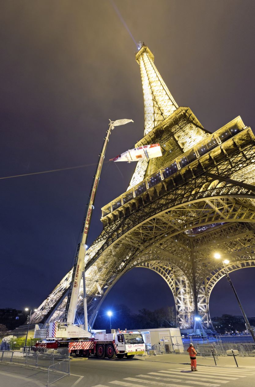 La grúa móvil de Liebherr se utiliza en la Torre Eiffel