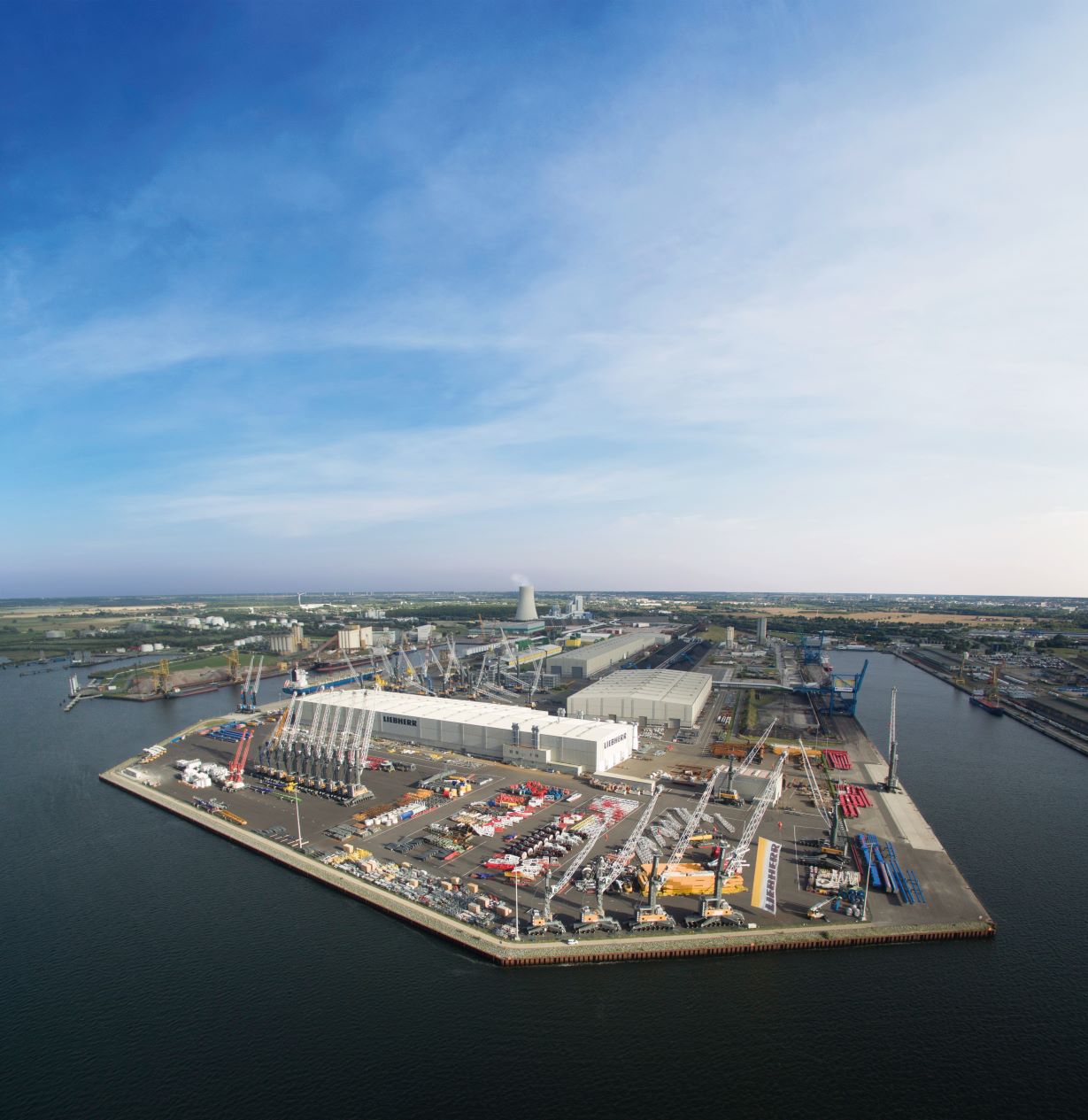 Installationsbeginn des neuen Schwerlastkrans im Rostocker Hafen