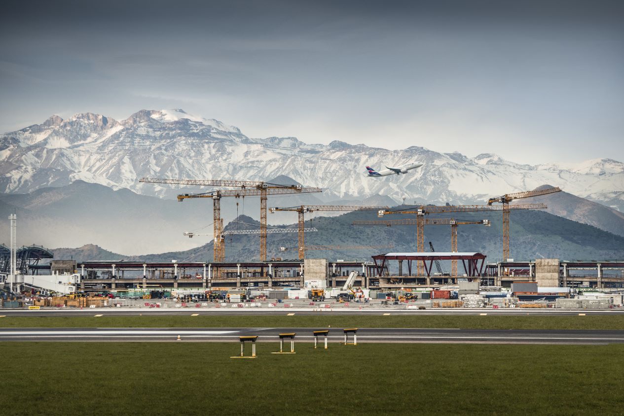 Gran proyecto de aeropuerto con 23 grúas torre en Santiago de Chile