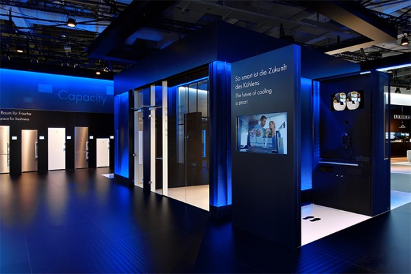 利勃海尔豪斯盖特在 2016 年国际电子消费品展览会上展示了未来的智能冰箱。