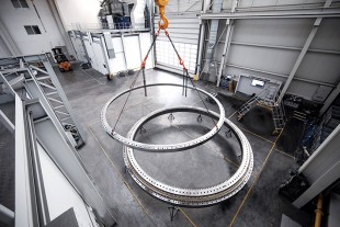 When two become one: the retaining ring and the support ring are placed on top of each other for an exact fit and are ready for use by the tunnel boring machine.