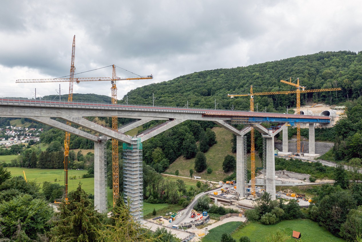 Краны Liebherr EC-H на новом железнодорожном мосту