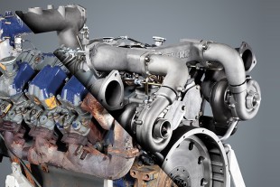 Schnittmodell eines Dieselmotors vor und nach der Aufarbeitung
