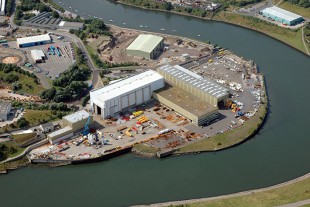 Die Liebherr Sunderland Works Ltd. an der Mündung des Flusses Wear