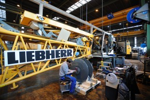 Des ouvriers dans l'atelier de montage de Liebherr-Werk Nenzing GmbH