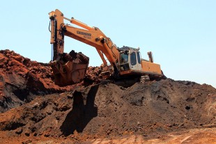 Une pelle sur chenilles R 964 C extrait du minerai de fer au Brésil.