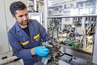 Un vistazo a las naves de producción durante la fabricación de cabinas de grúa