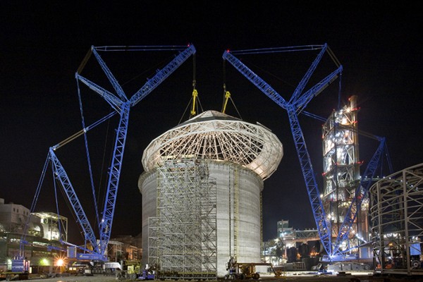 Liebherr-Raupenkrane heben das Dach auf ein 30m hohes Mischsilo in einem Zementwerk in Polen.