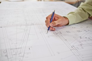 Die Konstrukteure von Liebherr optimieren die Krantechnologie fortlaufend.