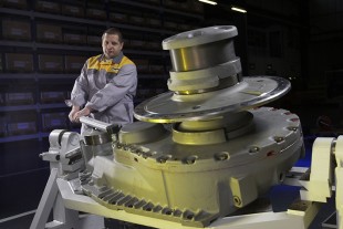 Mitarbeiter der Liebherr-Ettlingen GmbH bei einer Getriebemontage