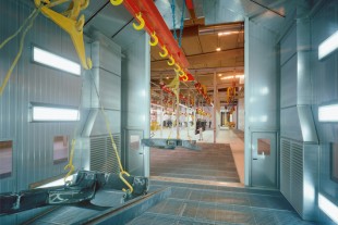 L'atelier de peinture de l'usine de Liebherr-Hydraulikbagger GmbH