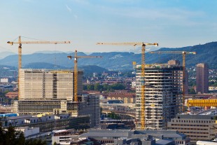 Grúas torre de Liebherr en acción en una obra de gran envergadura