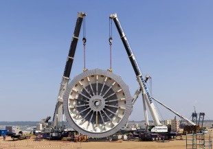 Mobile cranes from Liebherr lifting a turbine