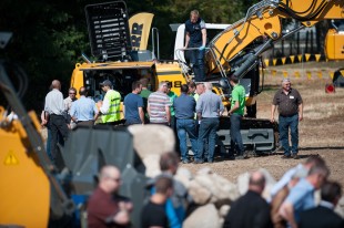 In Colmar, the crawler excavator R 918 attracts many interested guests at the “International Day“ of the roadshow through France.