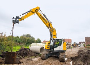 The Liebherr crawler excavator R 926 Compact in operation in pipe-laying work