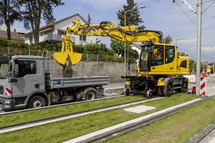 The Liebherr A 922 Rail two-way excavator in action on the rails