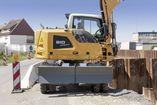 Liebherr wheeled excavator A 910 Compact deployed in inner city road works