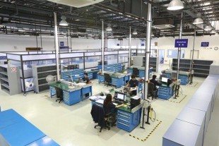 Werkstattbereich im neuen Liebherr-Aerospace Wartungsbetrieb in Shanghai, VR China