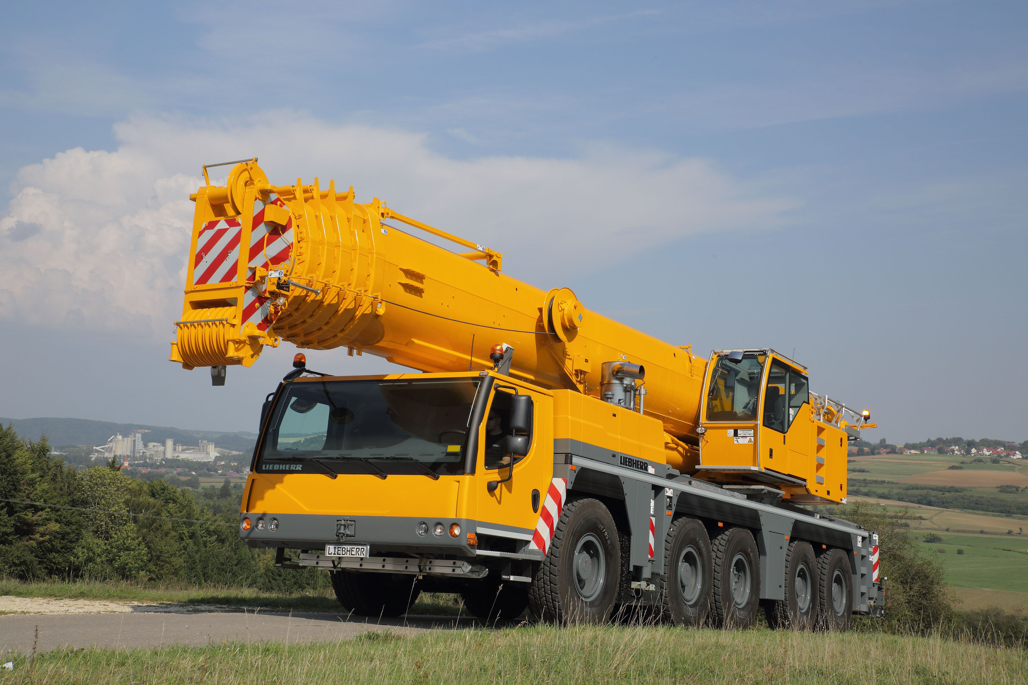 Liebherr presents the LTM 12205.2 fiveaxle mobile crane at bC India